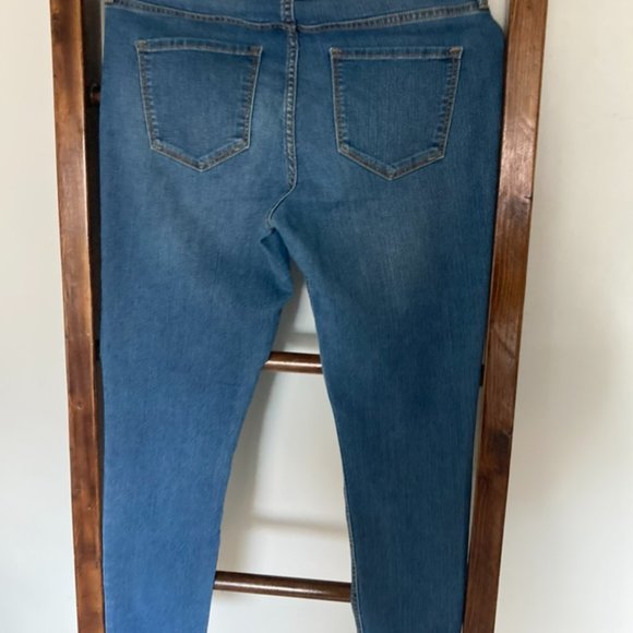 Old Navy Super Skinny Ankle Jeans - Picture 4 of 5